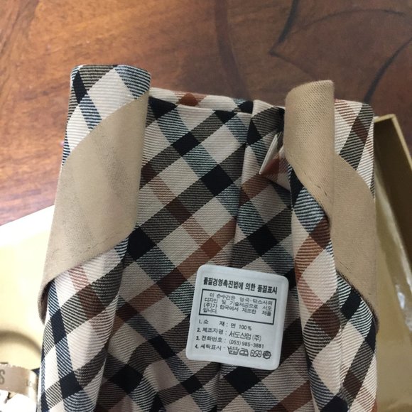 NIB a box of 2 DAKS Scarves/wraps - Picture 4 of 6